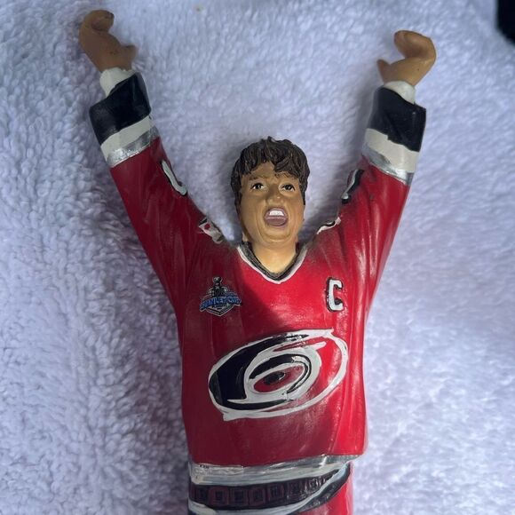Mini Carolina Hurricanes Rod Brind’ Amour 2006 Stanley Cup statue - NO CUP - Picture 2 of 5